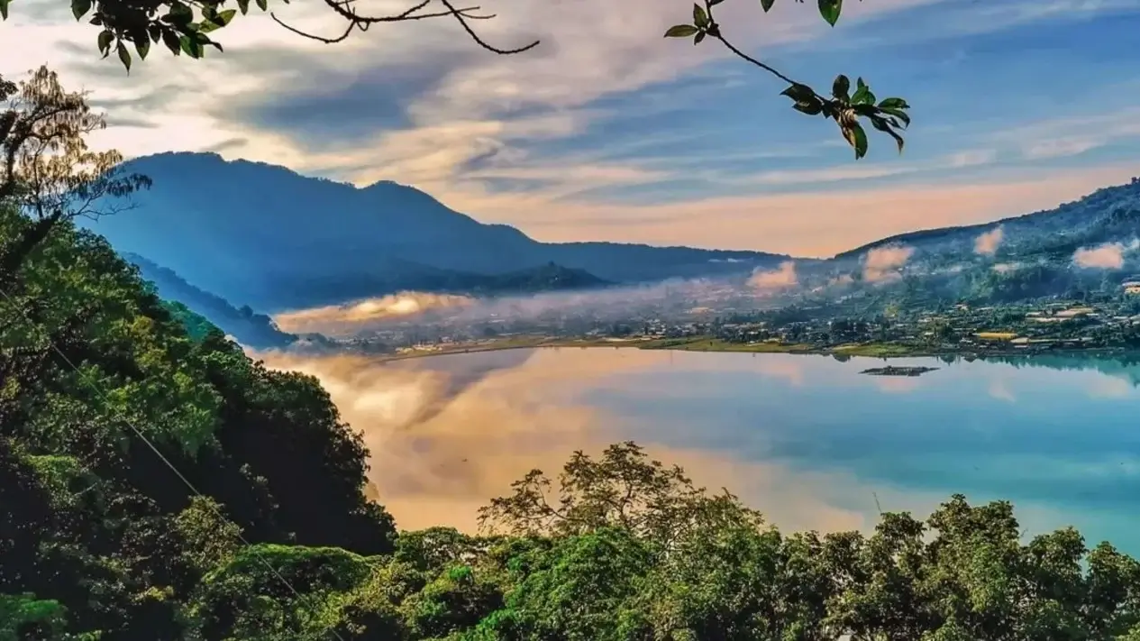 Danau Tamblingan: Kaldera Eksotis dengan Panorama Pura yang Menawan